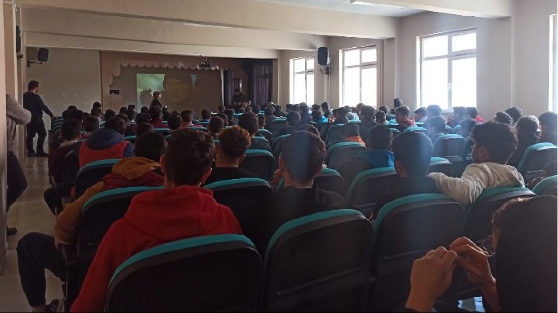 Öğrenci Ve Öğretmenlerimiz İle 18 Mart #Çanakkalezaferi Çanakkale Özel Sinevizyon Gösterimi
